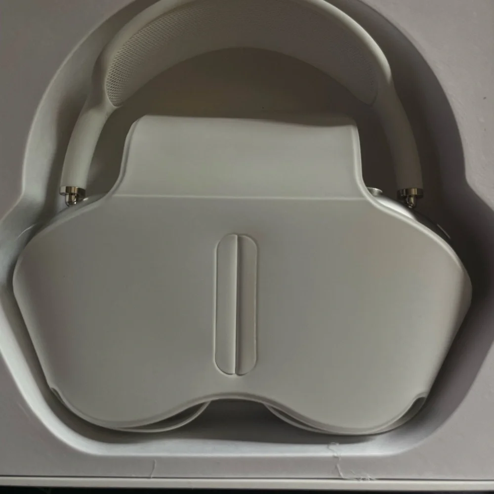 Silver Apple AirPods Max - Picture 1 of 6